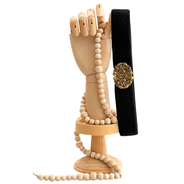 Handgenähter Trachtengürtel in Schwarz mit goldener Schließe