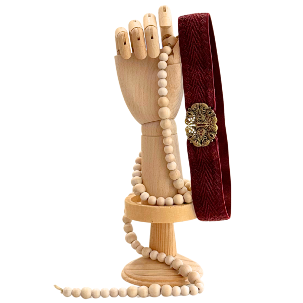 Handgenähter Trachtengürtel in Weinrot mit goldener Schließe