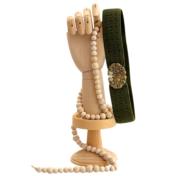 Handgenähter Trachtengürtel in Grün mit goldener Schließe