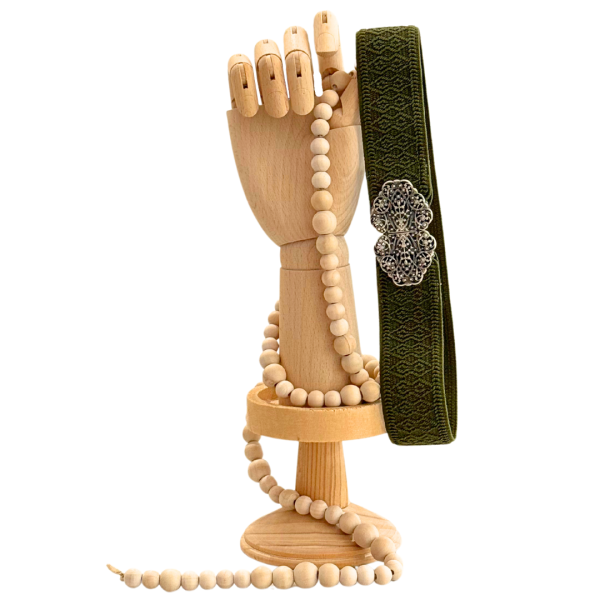 Handgenähter Trachtengürtel in Grün mit silberner Schließe